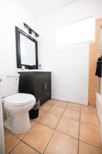 霍桑ModernHaven -SoFi, Forum, Intuit的浴室设有白色的卫生间和镜子