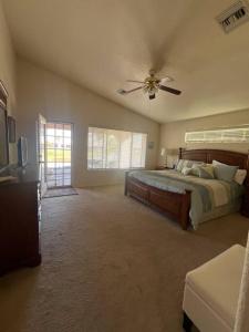 Fort MohaveSunset Oasis的一间卧室配有一张床和吊扇
