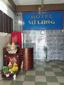 胡志明市Sứ Lạng Hotel的一间房间中酒店休息室的标志