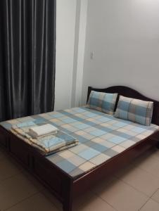 胡志明市Sứ Lạng Hotel的一张带蓝色和白色床垫的床