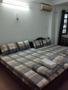 胡志明市Sứ Lạng Hotel的一张大床,位于一个铺着花边的房间