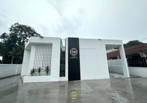 新山The Luxurious 27, Johor Bahru的前面有标志的白色建筑