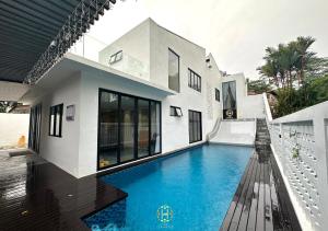 新山The Luxurious 27, Johor Bahru的一座房子前面设有游泳池