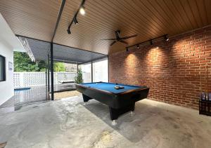 新山The Luxurious 27, Johor Bahru的砖墙房的台球桌