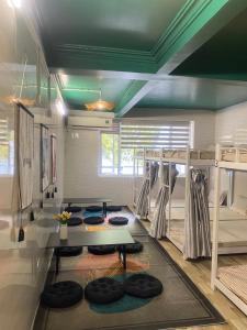 吉婆岛吉婆岛圣托里尼民宿的客房设有双层床和桌子。
