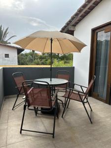 圣路易斯Rio Claro Comfort Hostel e Suítes的庭院内桌椅和遮阳伞