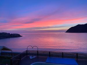 下关seaside villa HILIFE - Vacation STAY 51318v的日落时分从甲板上欣赏到海景
