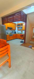 河内Gu.Inn的一个带木制橱柜和红色凳子的大厨房