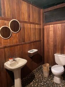 马尔多纳多港River Point Hostel的浴室设有卫生间、水槽和两面镜子。
