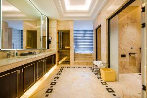 广州广州珠江太古仓亚朵S酒店的一间带水槽和镜子的浴室