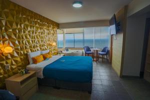 利马Golden Mar Hotel的酒店客房带一张床、一张桌子和椅子