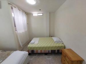 马查拉Departamentos de la Costa的一间小卧室,配有两张床和窗户