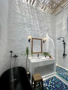 Thôn Bình HưngRosarii Pacis Villa - Venuestay的浴室配有盥洗盆和浴缸。