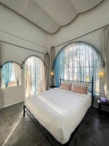 Thôn Bình HưngRosarii Pacis Villa - Venuestay的一间卧室设有一张大床和两个窗户