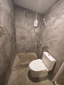 莱利海滩Social Quarters的一间带卫生间的浴室和墙上的一部电话