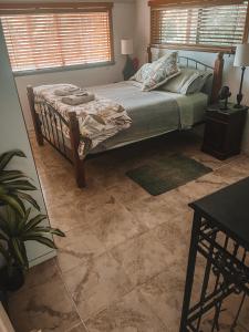 埃尔利海滩圣灵岛住宿加早餐旅馆的卧室配有1张床,铺有瓷砖地板。