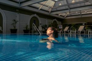 利马米拉弗洛雷斯安迪纳高级酒店的妇女在游泳池游泳