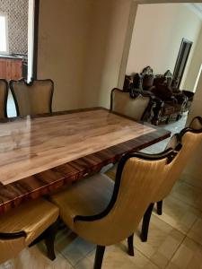 BrufutBrufut Luxury Villa的一张带皮椅的木桌和木桌