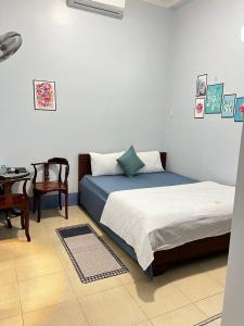Cao LãnhMOCA MOTEL的一间卧室配有两张床、一张桌子和一张桌子