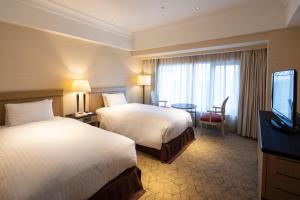 神户神户湾喜来登酒店&塔楼的酒店客房设有两张床和一台平面电视。
