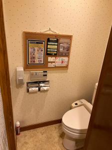 奈良D-CUBE奈良店的一间位于客房内的白色卫生间的浴室