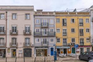 里斯本Superb Apartments Overlooking Graça in Lisbon的城市街道上的一排建筑物