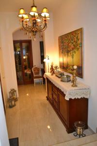 LazarétaVilla Calma的客厅配有桌子和镜子