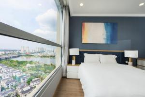 胡志明市Vinhome Central Park Apartment的一间卧室设有一张大床和一个大窗户
