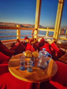 卢克索Dahabiya Nile Sailing - Mondays 4 Nights from Luxor - Fridays 3 Nights from Aswan的船上的桌子上放着茶壶