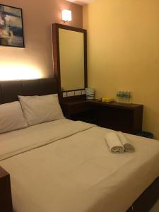 马六甲AVARIA SIGNATURE的一间卧室配有一张床,上面有两条毛巾