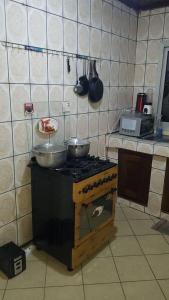 AU COEUR DE BONAMOUSSADI-WIFI-PARKING-GARDIENS-24H的厨房或小厨房
