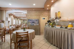 科孚镇布列塔尼酒店的一间带桌椅和柜台的餐厅