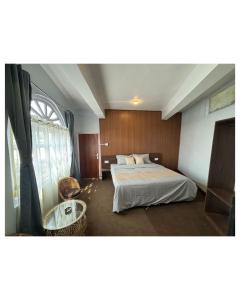 大吉岭The Valaya Hotel的酒店客房设有床和窗户。