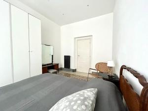 斯培西亚aCàToa - spacious bright apartment in the city center 3 bedrooms - La Spezia / easy access and connections to 5 Terre and Portovenere的一间卧室配有一张床和一台电视