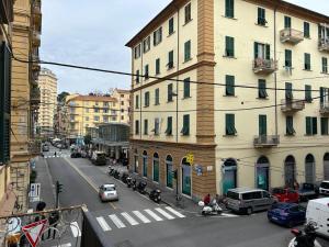 斯培西亚aCàToa - spacious bright apartment in the city center 3 bedrooms - La Spezia / easy access and connections to 5 Terre and Portovenere的一条繁忙的城市街道,有汽车和建筑