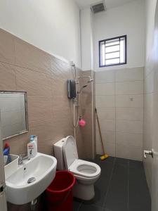 日得拉Ziyyad's Homestay的浴室配有卫生间、盥洗盆和淋浴。