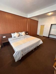 大吉岭The Valaya Hotel的一间卧室,卧室内配有一张大床