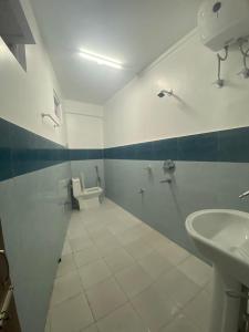 大吉岭The Valaya Hotel的一间带两个盥洗盆和卫生间的浴室
