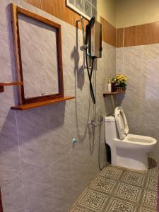 森莫诺隆Samnang Leap guesthouse的带淋浴、卫生间和窗户的浴室