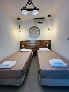 马苏里Elenis Studios&Apartments的两张床铺位于带两盏灯的房间