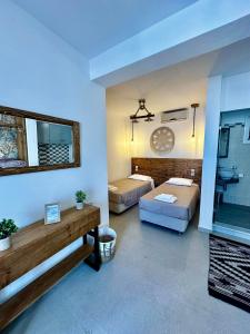 马苏里Elenis Studios&Apartments的一间带两张床和镜子的客厅