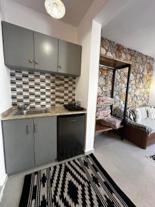 马苏里Elenis Studios&Apartments的厨房配有水槽和台面