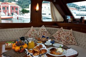 巴勒莫Silver的船上的一张桌子和一盘食物