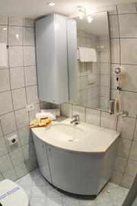 新马尔马拉斯Petros Italos的一间带水槽、镜子和卫生间的浴室