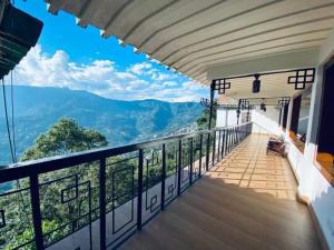 甘托克Tara valley view的山景阳台。