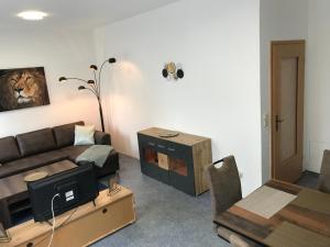 Mimalou möbliertes Apartment in Crimmitschau的休息区