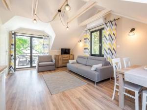 DarłówkoComfortable apartment close to the beach, Dar ówko的客厅配有沙发和桌子