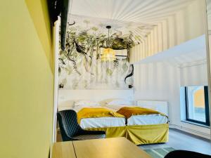 CalnicMotel Azur的一间设有两张床铺和天花板的房间