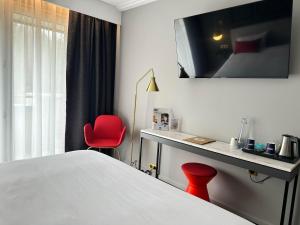 巴尼奥勒德日洛恩杜贝里水疗酒店的酒店客房,配有一张床和一张红色椅子