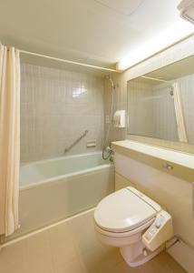 札幌札幌全日空皇冠假日酒店的浴室配有卫生间、盥洗盆和浴缸。